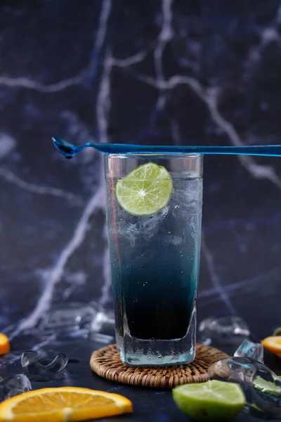 Summer Drink Cocktail Ice Cubes Lime Copy Space Selective Focus — Fotografia de Stock