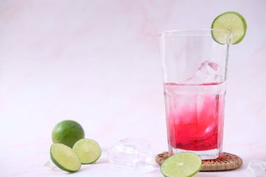 Beyaz arka planda izole edilmiş limonata ve alkollü kokteyl ile yaz içeceği