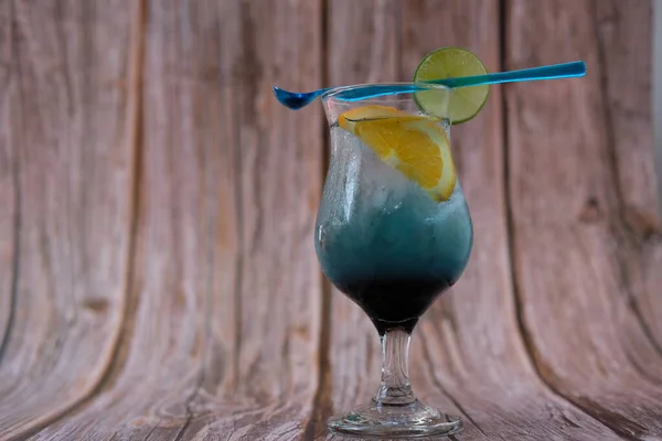 Summer Drink Cocktail Ice Cubes Lime Copy Space Selective Focus — Stockfoto