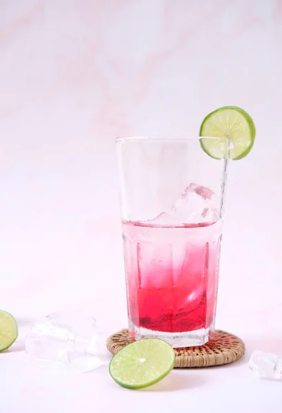 Summer Drink Cocktail Ice Cubes Lime Copy Space Selective Focus — Fotografia de Stock