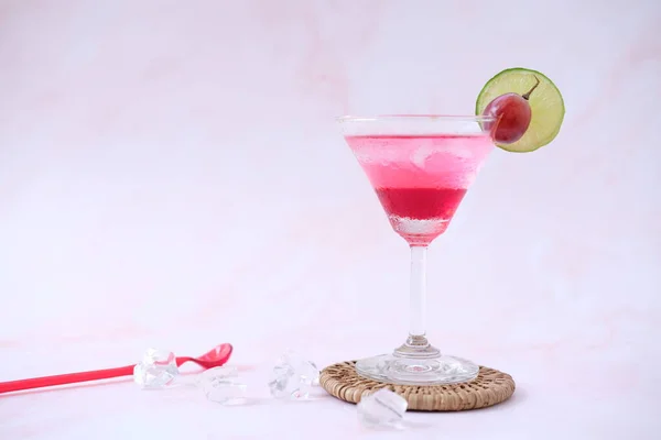 Cocktail Lime Close White Background — Zdjęcie stockowe