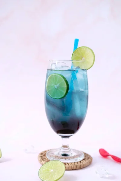 Sommergetränk Mit Limonade Auf Weißem Hintergrund Und Alkoholischem Cocktail — Stockfoto