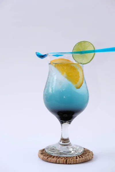 Zomer Drankje Met Limonade Geïsoleerd Witte Achtergrond Alcoholische Cocktail — Stockfoto