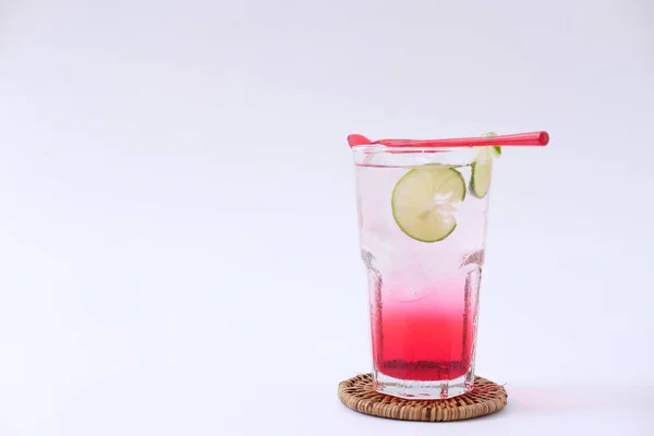Letni Napój Lemoniadą Białym Tle Koktajlem Alkoholowym — Zdjęcie stockowe