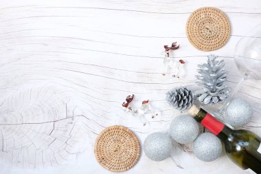 Noel ve yeni yıl süslemeleri beyaz ahşap arka plan ve metin noel tatili kavramları için alan