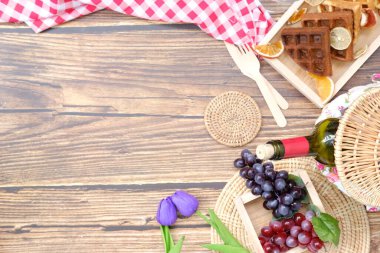 Tahta masada şarap ve üzüm.