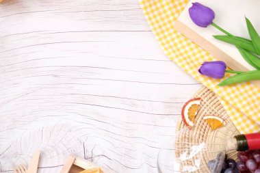 Beyaz masa arkaplanındaki en iyi manzara piknik seti ve metin, yaz ve tatil için boşluk