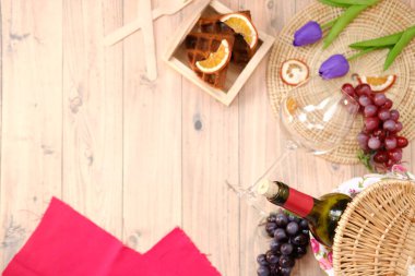 Beyaz masa arkaplanındaki en iyi manzara piknik seti ve metin, yaz ve tatil için boşluk