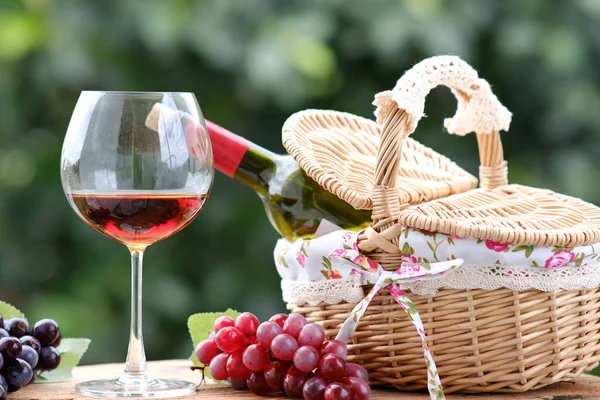 Picnic Basket Red Wine Close View — Photo