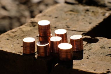 Kara fon ve konsept tasarruf para yığınları, para konsepti iş büyüme stratejisi konsept, finans ve bankacılık para reklamları