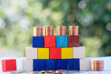 Kara fon ve konsept tasarruf para yığınları, para konsepti iş büyüme stratejisi konsept, finans ve bankacılık para reklamları