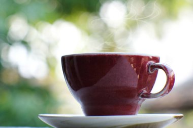 Kahve fincanı arka planda, kahve de sabahları.