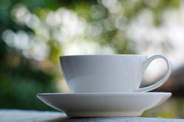 Kahve fincanı arka planda, kahve de sabahları.