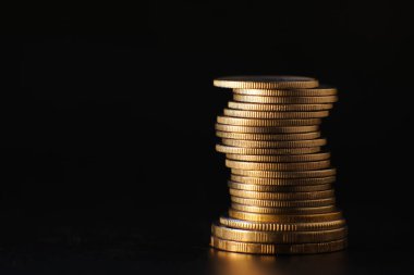 Masa arkasındaki para yığınını kapat ve iş veya finans tasarruf parası