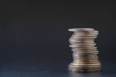 Masa arkasındaki para yığınını kapat ve iş veya finans tasarruf parası