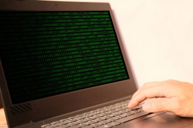 Dizüstü bilgisayar ve teknoloji üzerinde çalışan işadamı eli