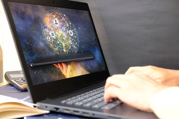 Hand Hält Einen Laptop Mit Einer Computermaus — Stockfoto