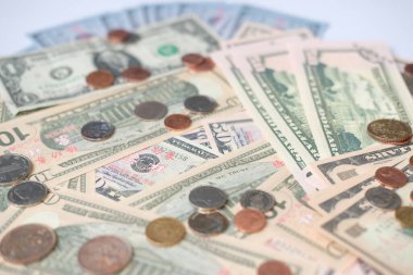 Masa arkasındaki para ve tasarruf para ve iş büyüme konsepti, finans ve yatırım kavramı