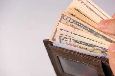 Masa arkasına para yatır ve tasarruf et. 