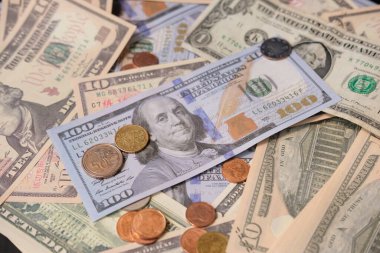 Masa arkası ve konsept tasarruf para, para konsepti iş büyüme stratejisi, finans ve bankacılık sikkeleri reklamları