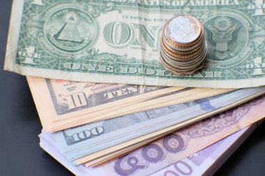 Masa arkasındaki para ve tasarruf para ve iş büyüme konsepti, finans ve yatırım kavramı