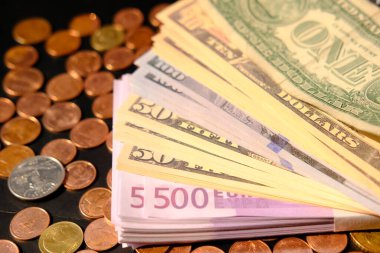 Masa arkası ve konsept tasarruf para, para konsepti iş büyüme stratejisi, finans ve bankacılık banknot reklamları