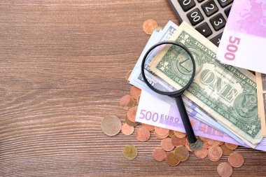 Masa arkasındaki para ve tasarruf para ve iş büyüme konsepti, finans ve yatırım kavramı