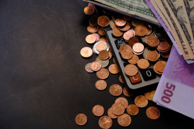 Para ve banknot para masanın arka planında ve tasarruf para ve iş büyüme kavramı, finans ve yatırım kavramı