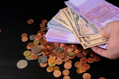 Masa arkasındaki para ve tasarruf para ve iş büyüme konsepti, finans ve yatırım kavramı