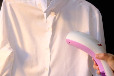 Masa arkasındaki para ve tasarruf para ve iş büyüme konsepti, finans ve yatırım kavramı