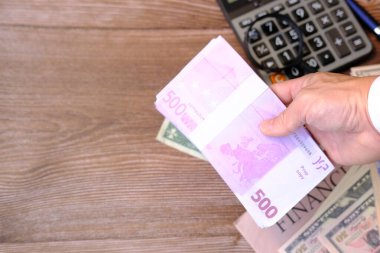 Masa arkasındaki para ve tasarruf para ve iş büyüme konsepti, finans ve yatırım kavramı