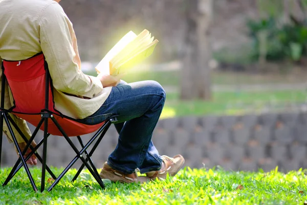 Man Sitting Bench Reading Book — Stock Photo, Image