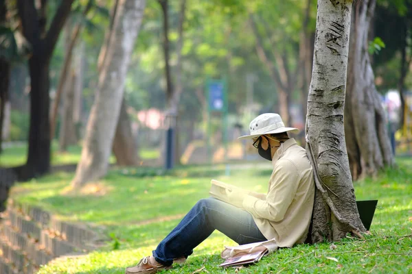 Young Man Sitting Grass Reading Book — Stock Photo, Image