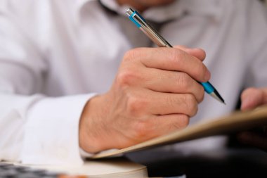 İş adamı eli masa başı iş büyümesi konsepti, yaratıcı yeni fikir, iş planı