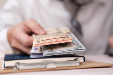 İş adamı eli masa başı iş büyümesi konsepti, yaratıcı yeni fikir, iş planı