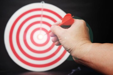 Hedef ve iş büyüme kavramına sahip dart tahtası