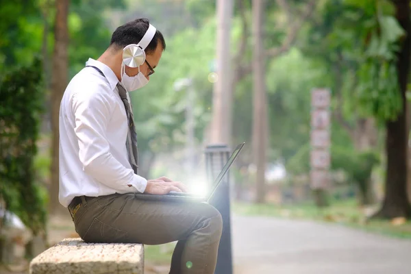 Young Businessman Working Outdoors Wearing Headphones — 图库照片
