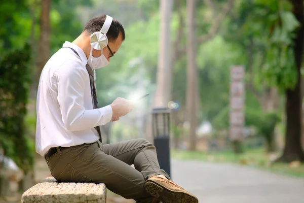 Young Businessman Working Outdoors Wearing Headphones — 图库照片