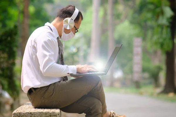 Young Businessman Working Outdoors Wearing Headphones — 图库照片