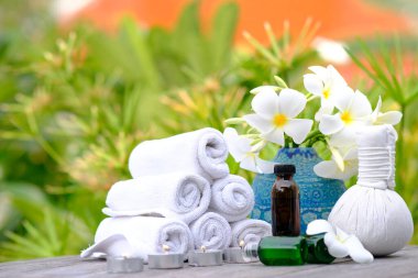 Spa Konsepti - Ahşap masadaki spa tedavileri ve sağlık merkezindeki mum ışığı atmosferi