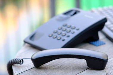 Telefon masada ve boşlukta.