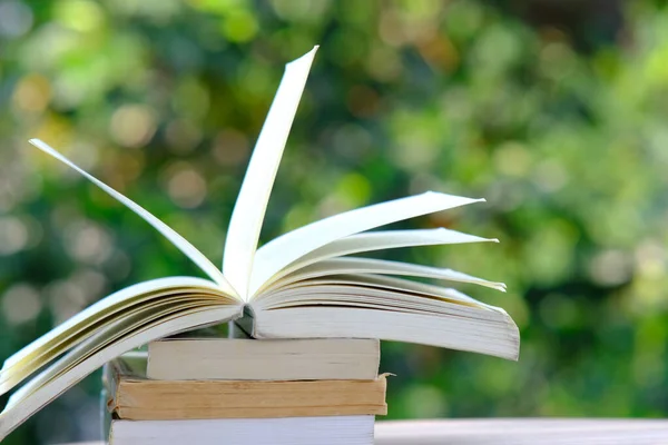 Bücher Auf Einem Holztisch Und Lernkonzept Bildung Mit Offenem Buch — Stockfoto