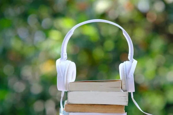 Libros Una Mesa Madera Concepto Aprendizaje Educación Con Libro Abierto — Foto de Stock