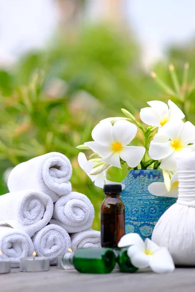 Spa Konsepti - Ahşap masadaki spa tedavileri ve sağlık merkezindeki mum ışığı atmosferi