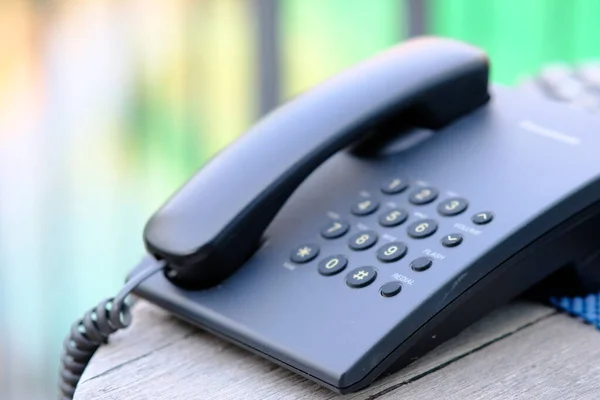 Telefon masada ve boşlukta.