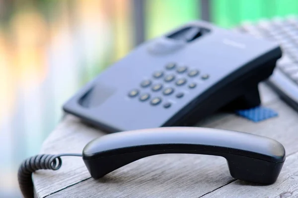 Telefon masada ve boşlukta.