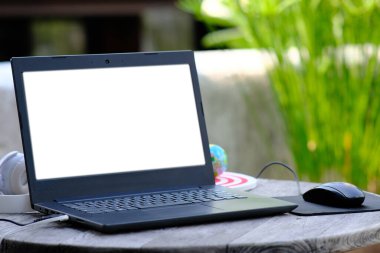 Masanın arkasındaki dizüstü bilgisayar ve evde çalışmak.