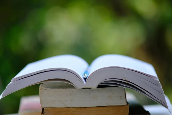 Bildung Lernen Der Bibliothek Bücherstapel Auf Tisch Und Platz Stapeln — Stockfoto