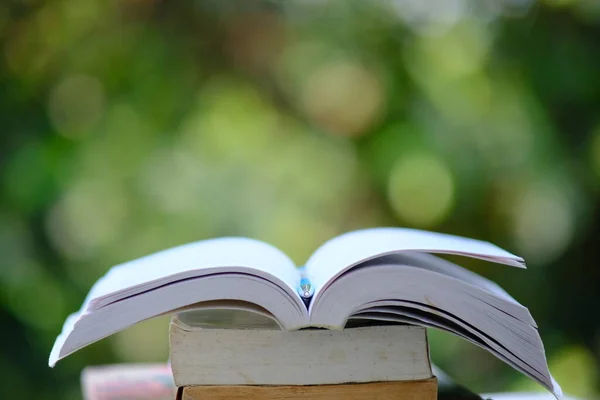 Livro Sobre Fundo Bokeh Verde Conceito Aprendizagem Educação — Fotografia de Stock