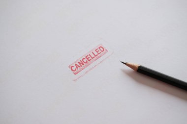 beyaz kağıt arkaplanda iptal sözcüğü olan pul